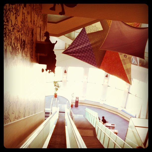 大阪今昔館のエスカレーターにて