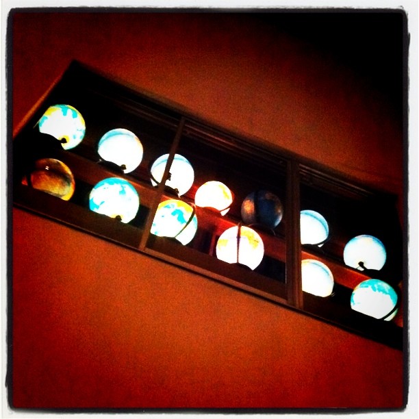 松屋町筋の地球儀店の窓に並ぶ、光る地球儀たち