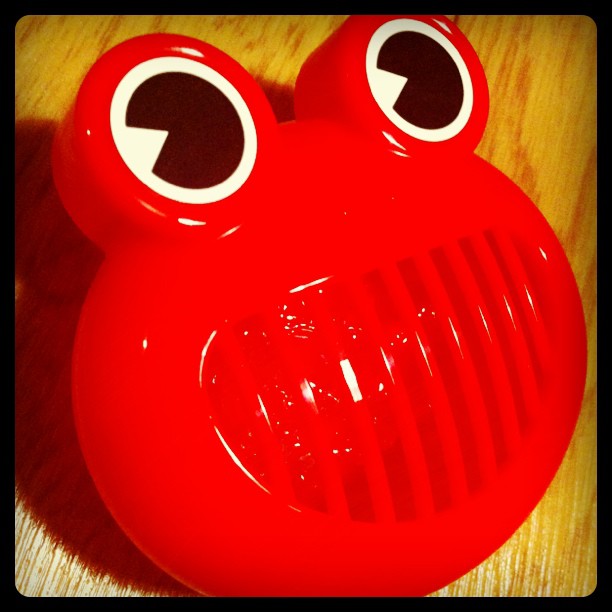 赤いカエルの顔をした殺虫アイテム