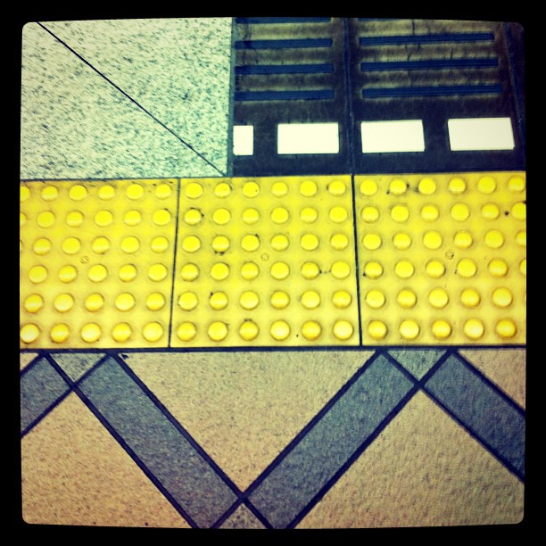 地下鉄ホームの床