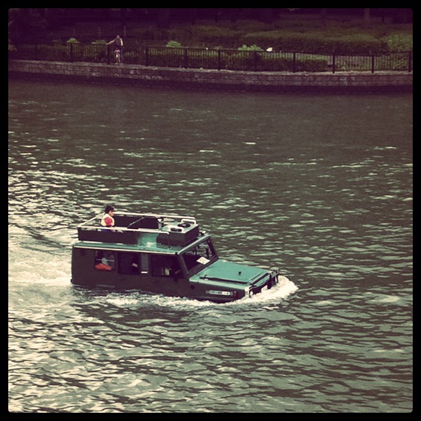 大川を走る水陸両用車