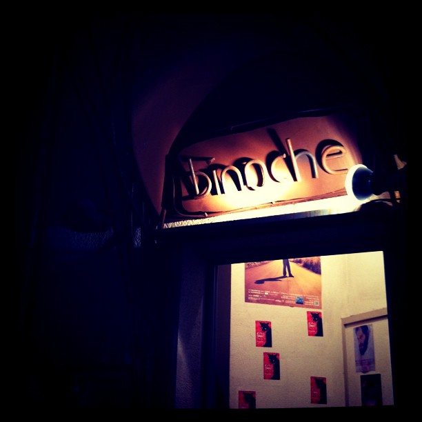 Bar & Night Food binocheの看板ライトアップ